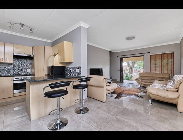 2 BEDROOM TOWNHOUSE FOR SALE IN RUIMSIG